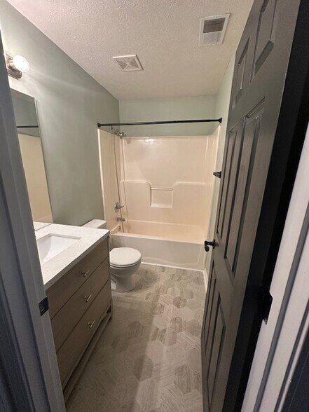 Master Bath - 105 Braxton Ct