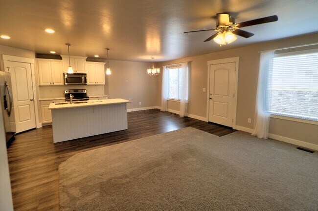Building Photo - 3 bed 2.5 bath townhome in Salem