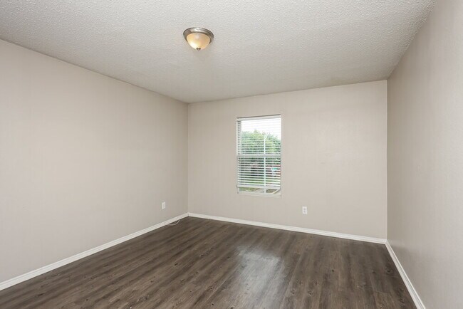 Building Photo - 1416 Daisy Dr