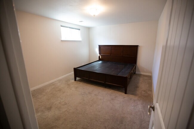 Bedroom - fits king bed - 4029 Wyandot St
