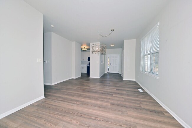 Building Photo - 2562 Golf Ridge Cir