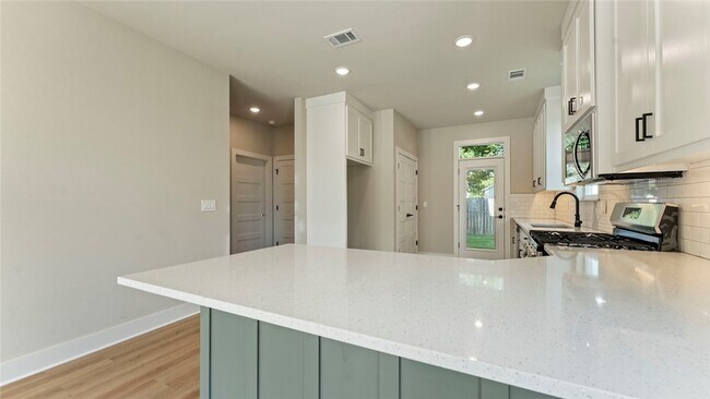 Building Photo - 1303 SW Journey Ln