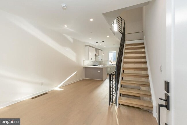 Building Photo - 1509 S Bambrey St