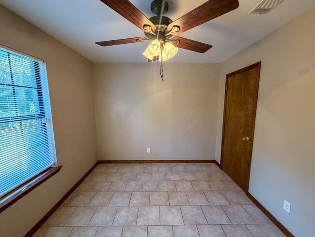 Building Photo - Well maintained 2 bedroom 1 bath duplex ~ lawn care, pest control & trash included!