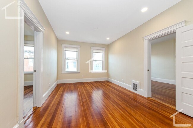 Building Photo - Porch Side