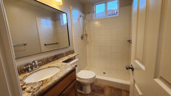 Building Photo - Gorgeous home on the Golf Course in a gated community.