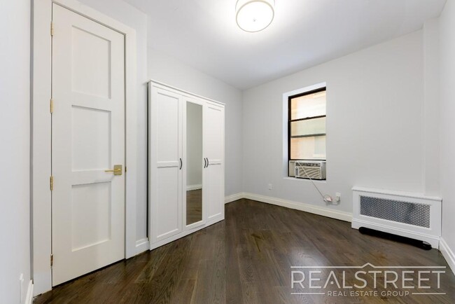 Building Photo - Huge Renovated 3 Bed 2 Bath Classic 6 in B...