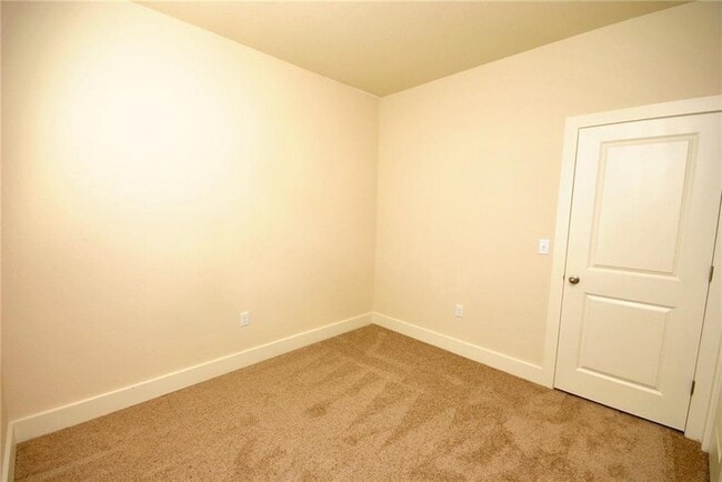 Building Photo - 2222 Creekside Ln