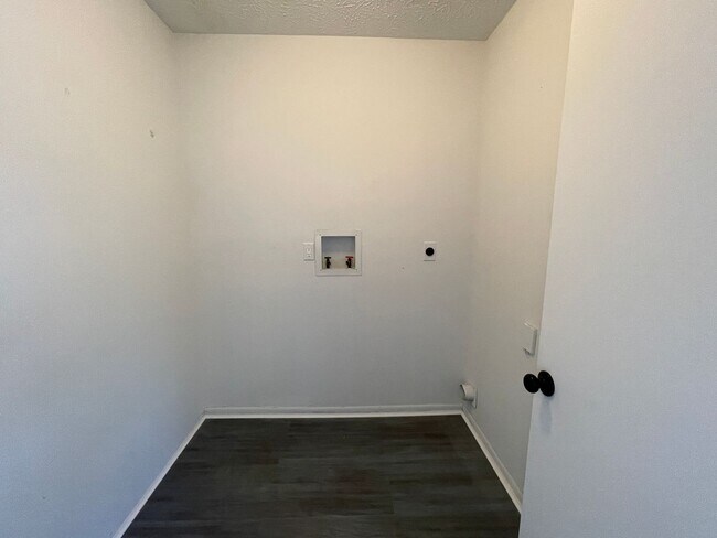 Building Photo - 112 Parker Village Cir