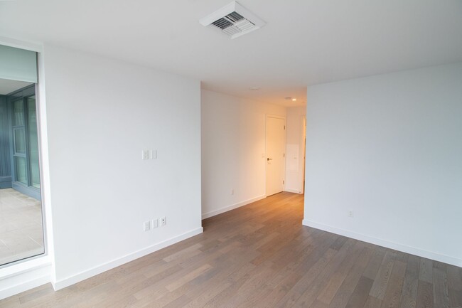 Building Photo - 1bd/1.5ba Bellevue Condo