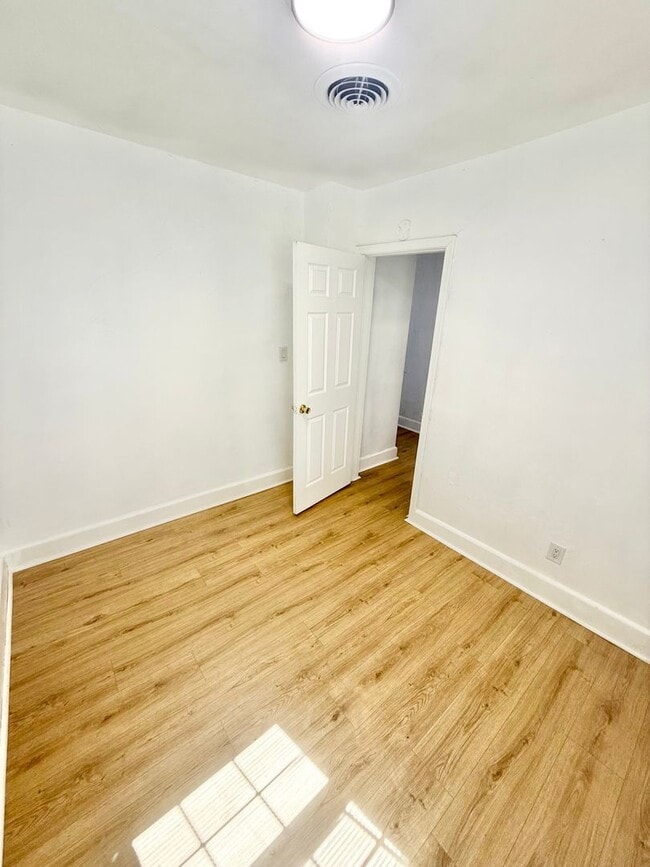 Building Photo - ***RENT READY~4 Bed RENOVATED 2 story house/w/ downstairs bedroom/Granite countertops