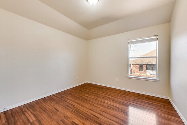 Building Photo - Great 4 bed 2 bathroom 2 story home minute...
