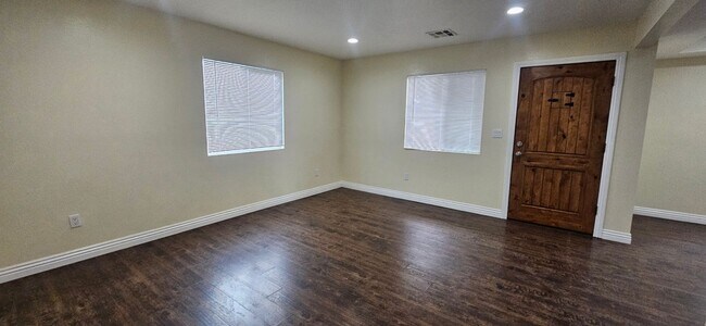 Building Photo - 75(611)