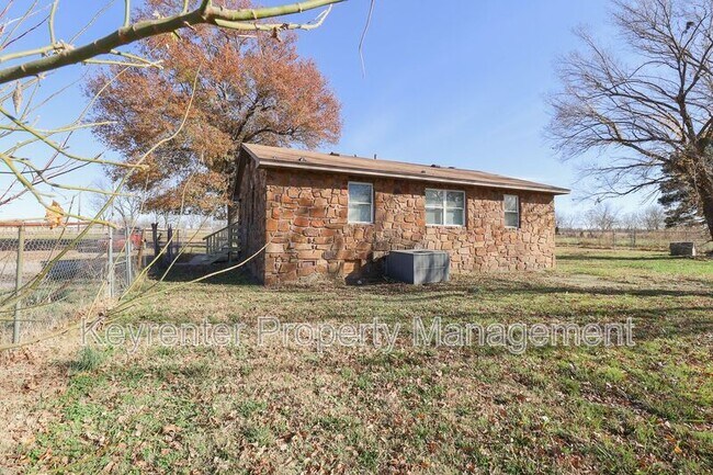 Building Photo - 1705 Bixby Rd