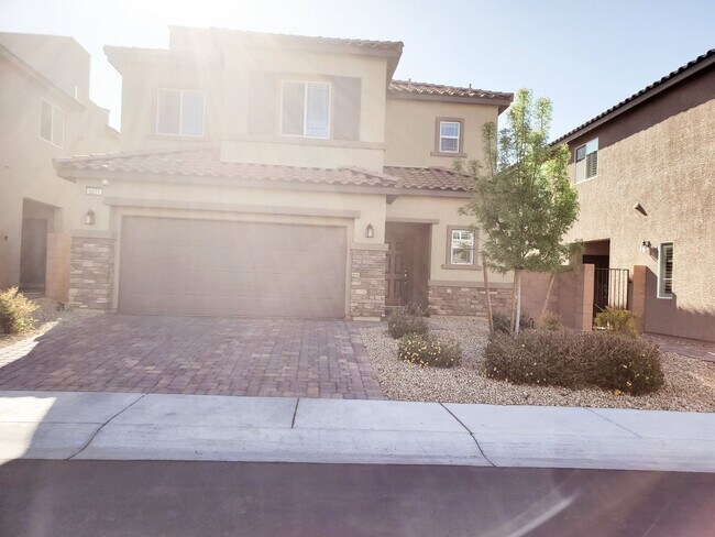 Building Photo - 3 BEDROOM HOME WITH ROOFTOP DECK! STRIP VIEWS!