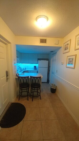 Building Photo - 8600 Ridgewood Ave