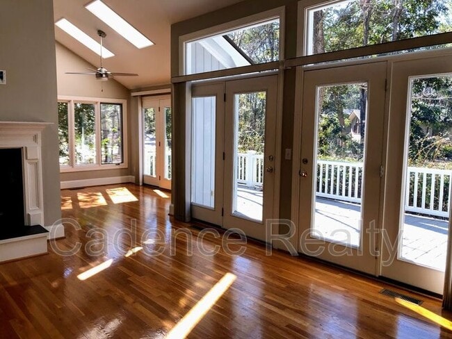 Building Photo - 1016 Creekside Ln