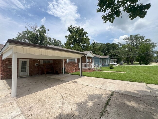 Building Photo - 4 bedroom, 2 bathroom home located in Bato...