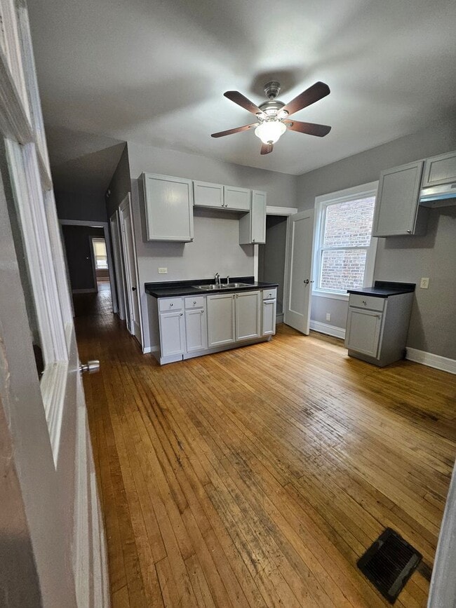 Building Photo - 6136 S Richmond St