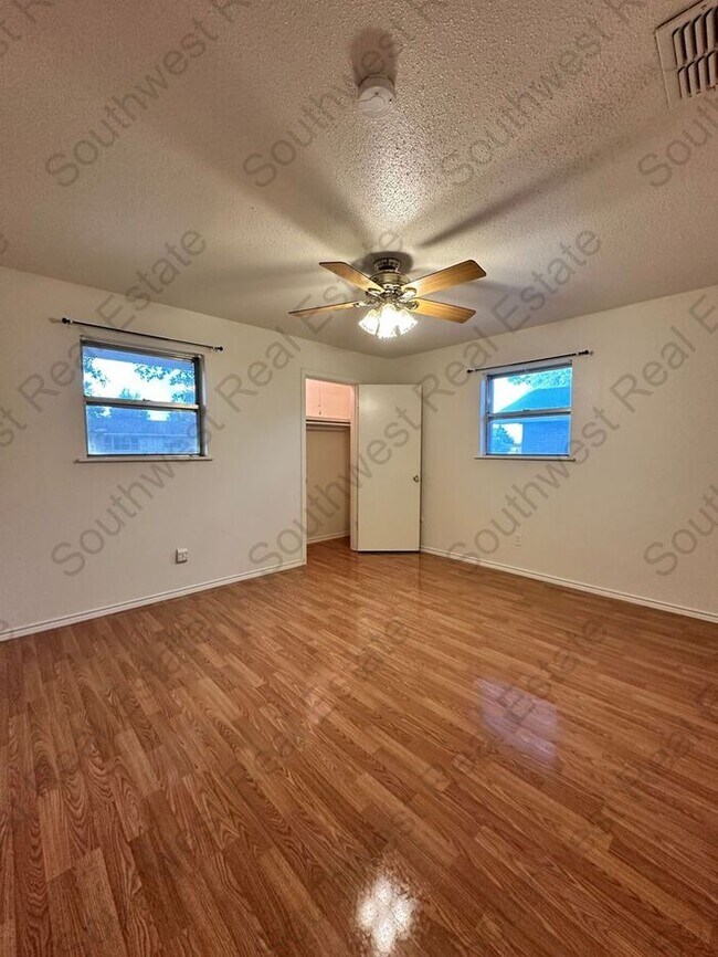 Building Photo - Spacious 3 bedroom, 2 bathroom home
