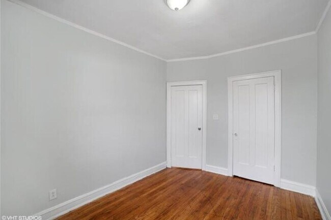 Primary Photo - 1008 W 76th St
