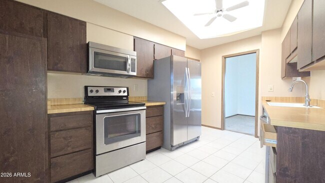 Building Photo - 11014 W Granada Dr