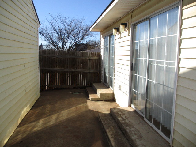 Building Photo - 1936 Lariat Cir