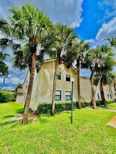 Building Photo - 9657 Riverside Dr