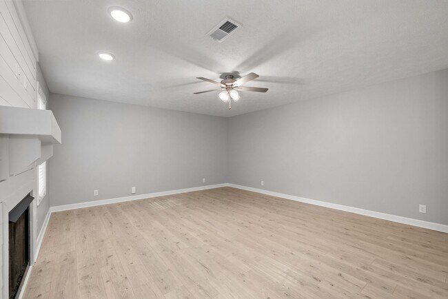 Building Photo - Pet Friendly Four Bedroom!