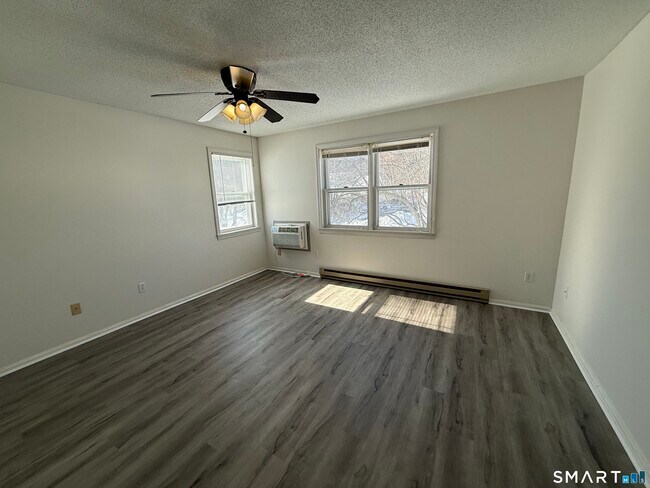 Building Photo - 699 S Main St