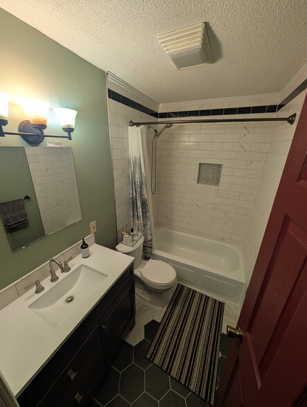 Building Photo - 204 Ann Dr