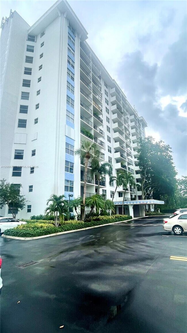Building Photo - 1800 N Andrews Ave