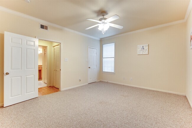 Building Photo - 2255 Braeswood Park Dr