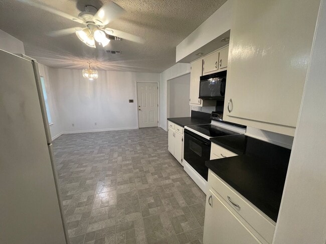 Building Photo - NEW ON MARKET