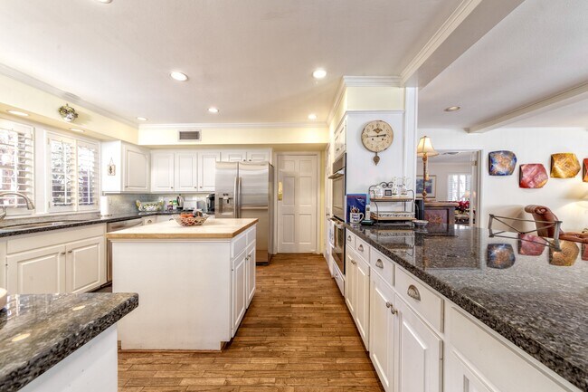 Building Photo - 11407 S Chestwood Dr