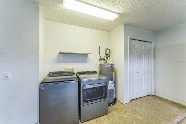 Building Photo - 205 Golf Aire Blvd