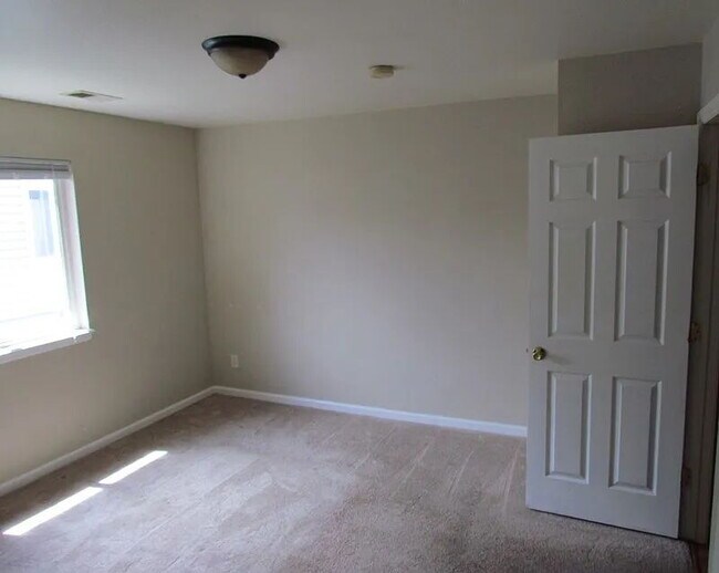 Building Photo - ***COMING SOON***  Spacious, Pet-Friendly 3 bed, 2 bath duplex in Englewood!