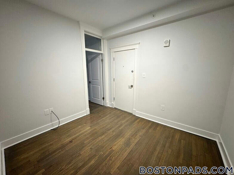 Building Photo - 81 Park Dr