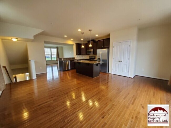 Building Photo - Beautiful Luxury Townhome Near Everything!