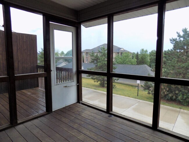 Building Photo - Large Iowa City Townhouse