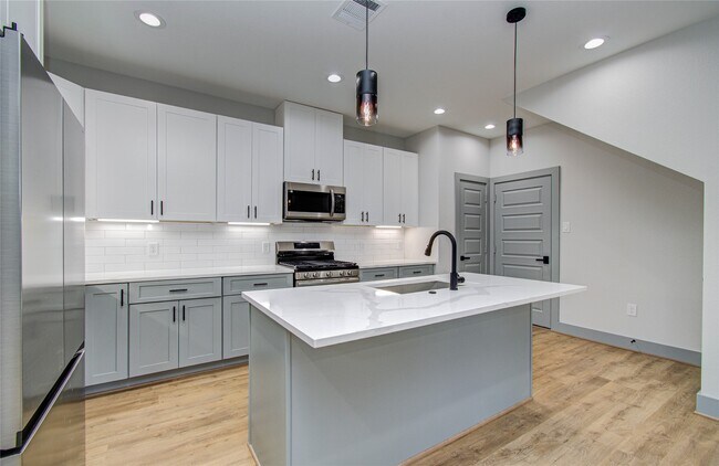 Building Photo - 835 S Victory Dr