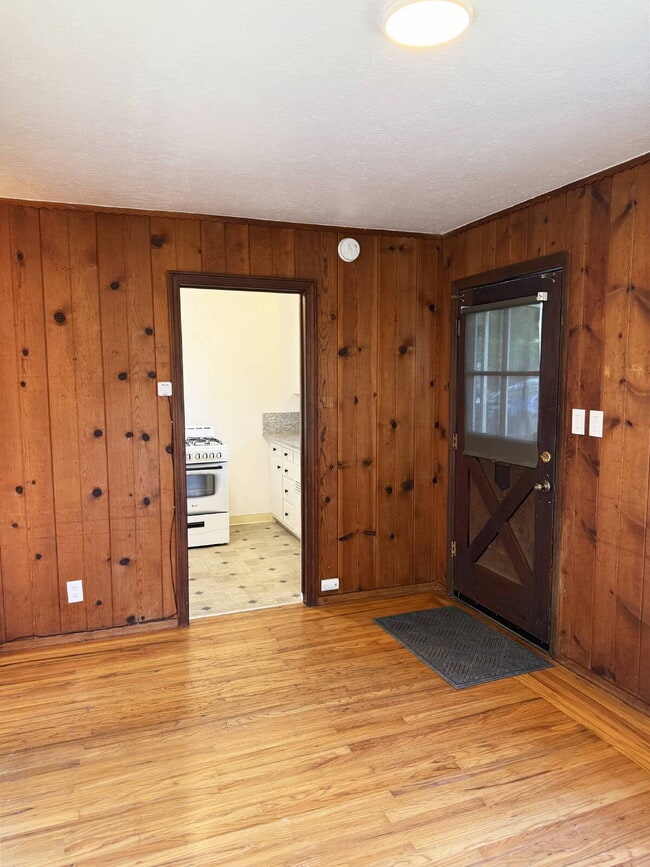 Building Photo - 1 Bed, 1 Bath in Glen Ellen