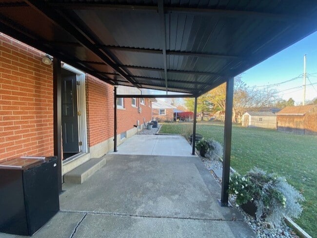 Building Photo - Welcome to this charming 3-bedroom, 1-bath...