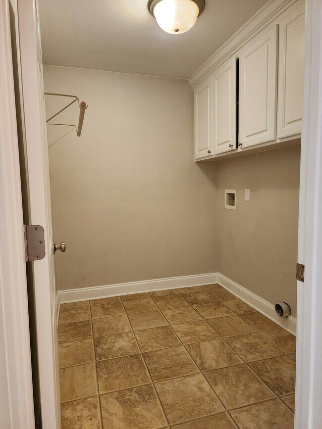 Building Photo - 381 Rosemount Dr