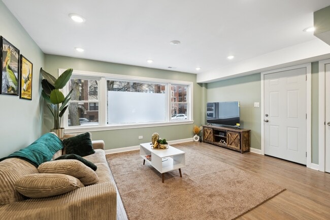 Building Photo - 5565 W Gladys Ave