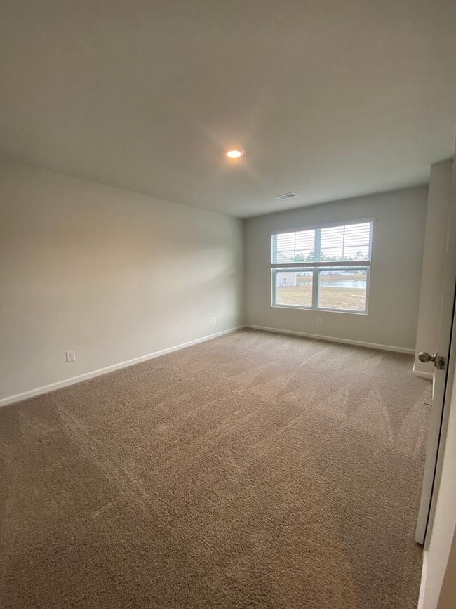 Building Photo - 3 bed 2.5 bath!