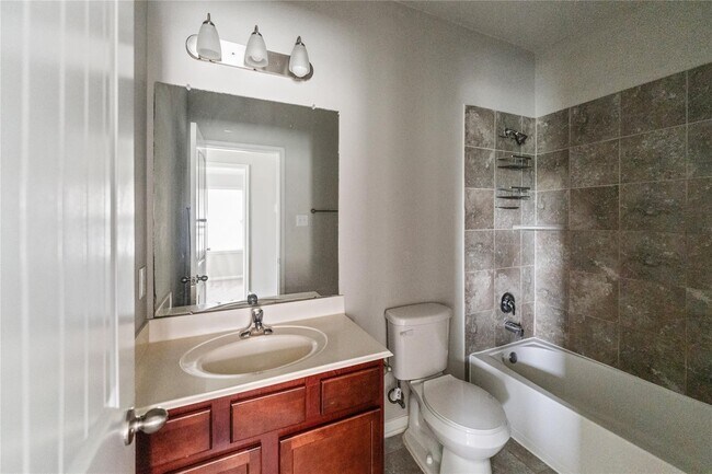 Building Photo - 8014 Oxbow Manor