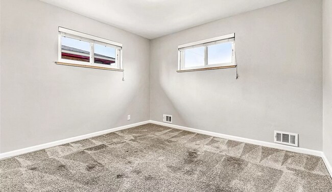 Building Photo - Furnished 3 bedroom 1 bathroom apartment