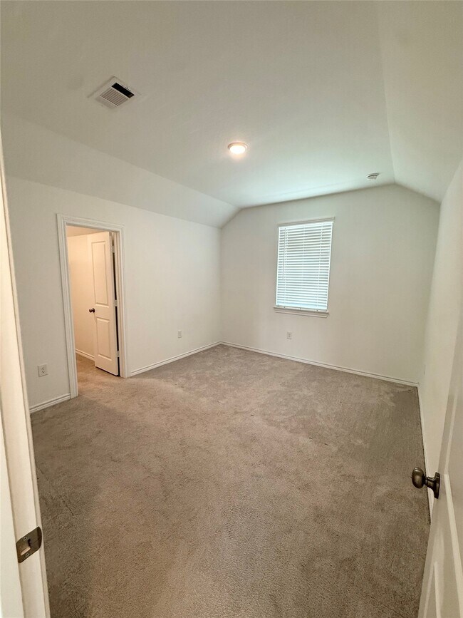 Building Photo - 15826 Dove Holw Dr
