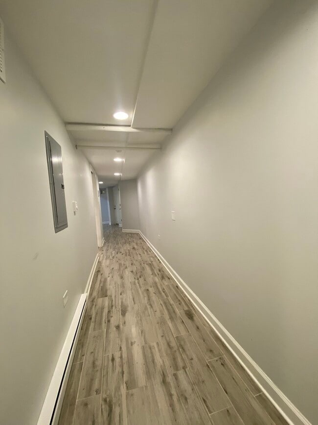 Building Photo - 1721 W Bryn Mawr Ave